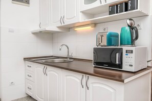 Apartment (A2) | Private kitchen | Fridge, microwave, stovetop, espresso maker - Apartments and Room Napoli (Bol)