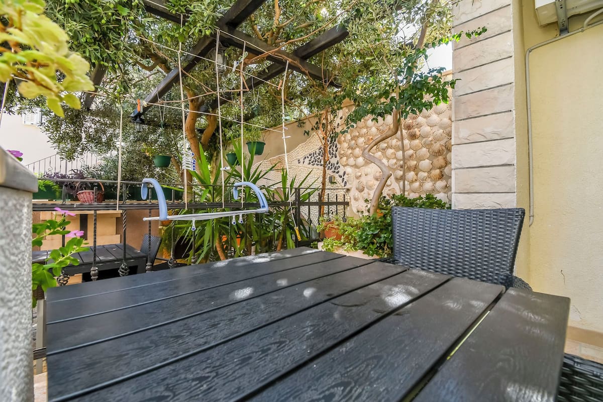 Room (S1) | Outdoor dining
