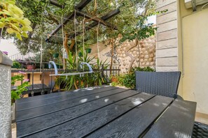 Room (S1) | Outdoor dining - Apartments and Room Napoli (Bol)