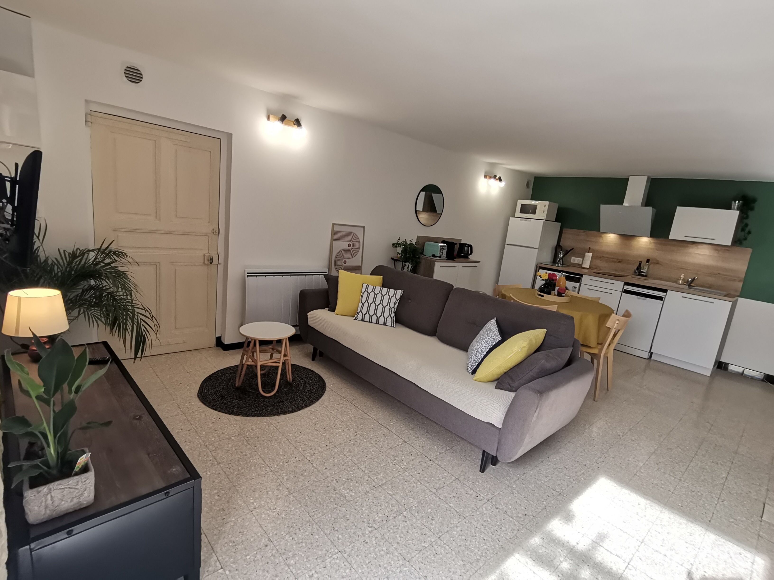 Télévision, livres, espaces bureaux