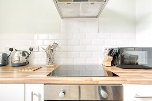 Deluxe Apartment, Multiple Beds | Private kitchen - Bright One Bedroom West End Apartment (Glasgow)