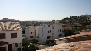 A residential area with white buildings, a tiled roof, and a clear sky. - Adosado Peñisol Inmomart (Peñiscola)