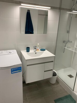 Douche, sèche-cheveux, serviettes fournies, savon