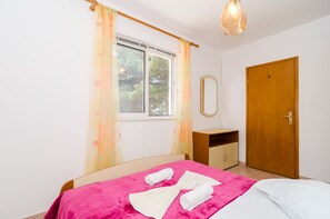 2 bedrooms, free Internet, bed sheets