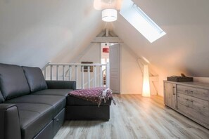 TV, fireplace - Country House - private garden access to pool (Continvoir)