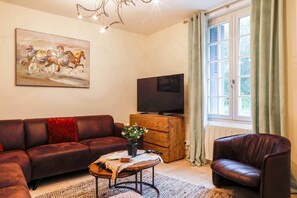 TV, fireplace - Country House - private garden access to pool (Continvoir)