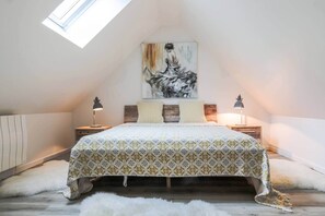 2 bedrooms, iron/ironing board, WiFi, bed sheets - Country House - private garden access to pool (Continvoir)