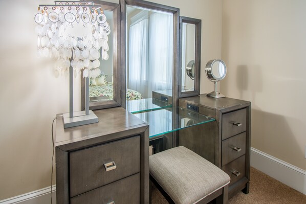 3 habitaciones, escritorio, tabla de planchar con plancha y wifi gratis 