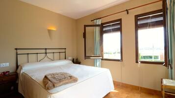 1 slaapkamer, een strijkplank/strijkijzer, gratis wifi, beddengoed