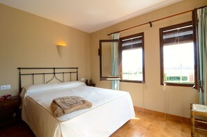 1 habitación, tabla de planchar con plancha, wifi gratis y ropa de cama