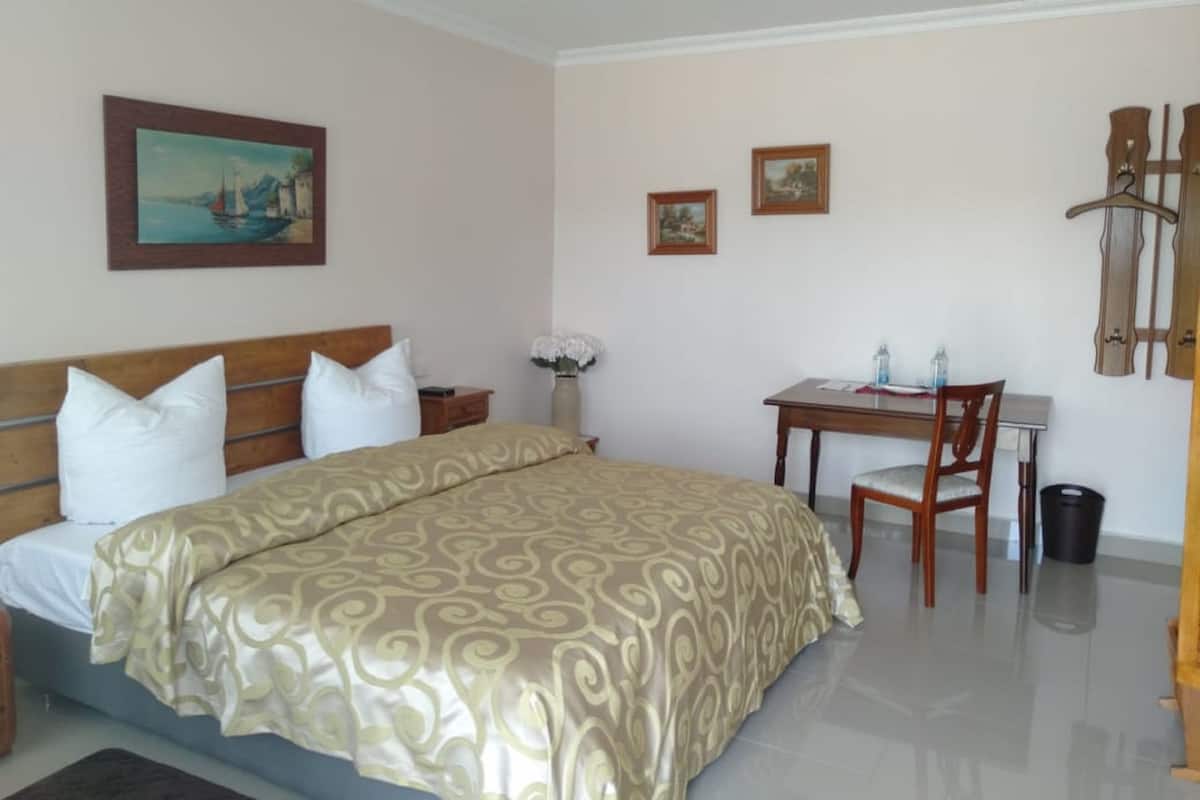 Habitación superior | Escritorio, wifi gratis, ropa de cama