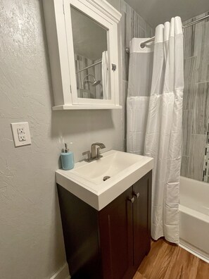 Combined shower/tub, towels, soap, toilet paper