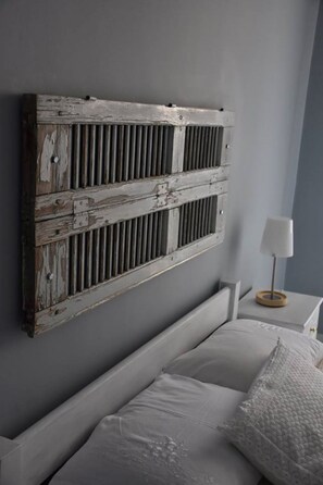 Tabla de planchar con plancha, wifi y ropa de cama 