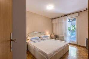 1 bedroom, iron/ironing board, internet, bed sheets