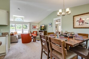TV - Experience breathtaking views at Sedona Thunder Mountain Cottage, a spacious 3-bedroom retreat. (Sedona)