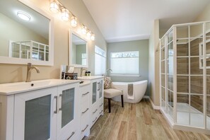 Combined shower/bathtub, hair dryer, towels - Experience breathtaking views at Sedona Thunder Mountain Cottage, a spacious 3-bedroom retreat. (Sedona)