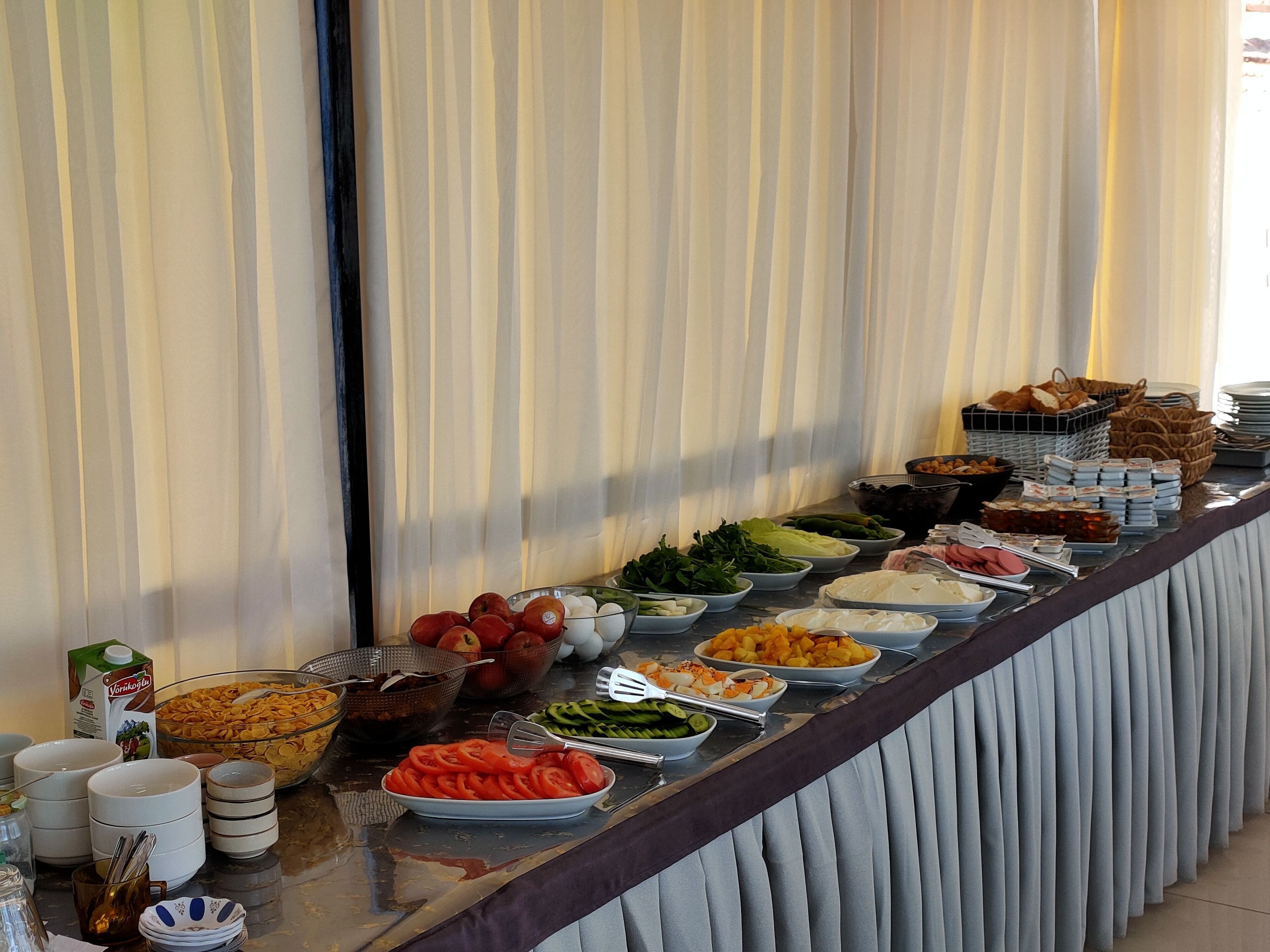 Une table de buffet proposant divers plats et accompagnements.
