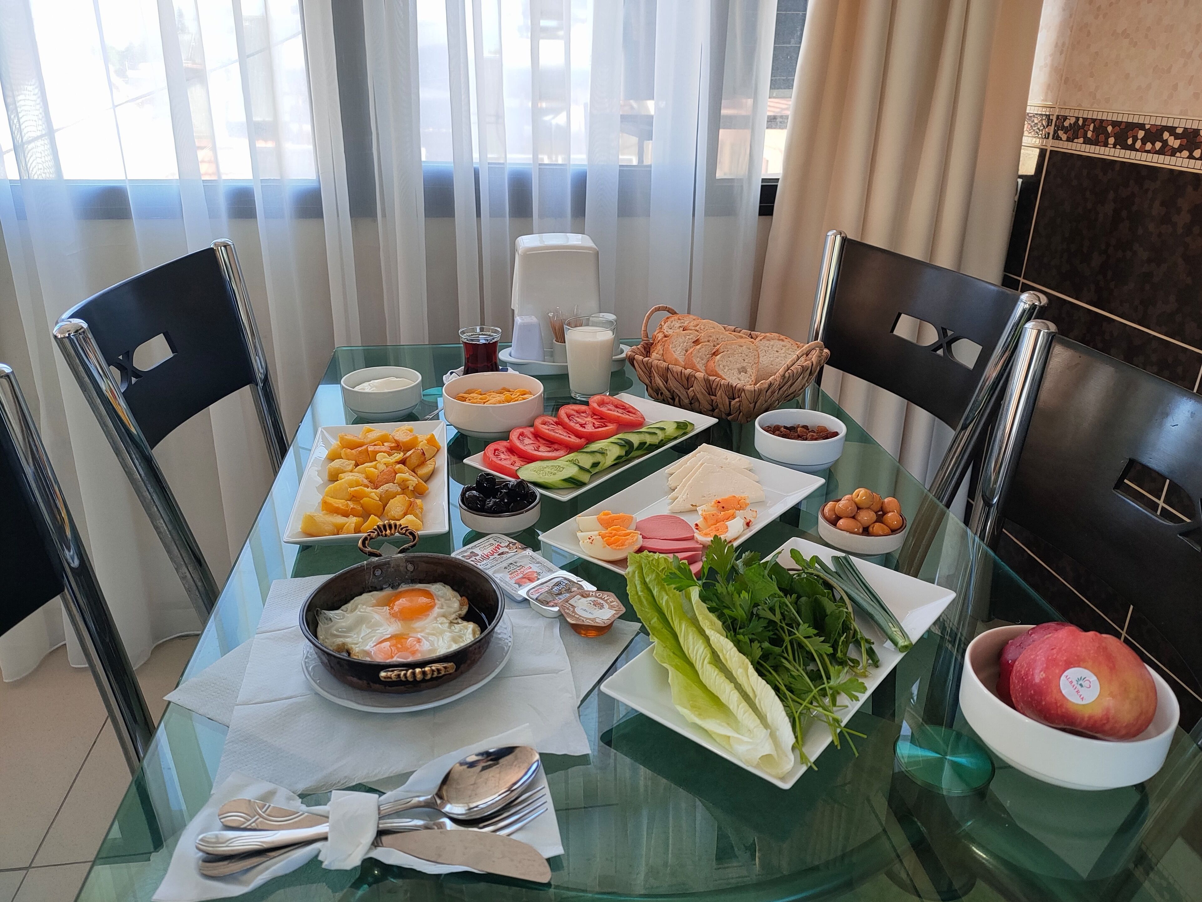 Free daily buffet breakfast