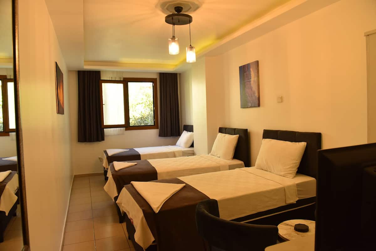 Triple Room | WiFi (free), bed sheets
