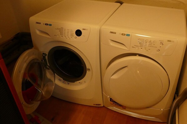 Two white front-loading washing machines side by side. - Vacation apartment at Wulfkamp (Velen)