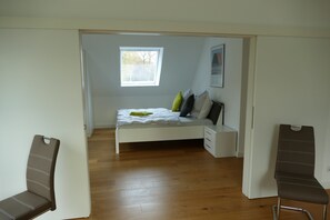 3 habitaciones, tabla de planchar con plancha, wifi y ropa de cama 