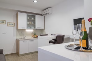 Studio Standard | Cuisine privée | Réfrigérateur, four, plaque de cuisson, cafetière/bouilloire