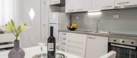 Appartement Supérieur | Cuisine privée | Réfrigérateur, four, plaque de cuisson, cafetière/bouilloire