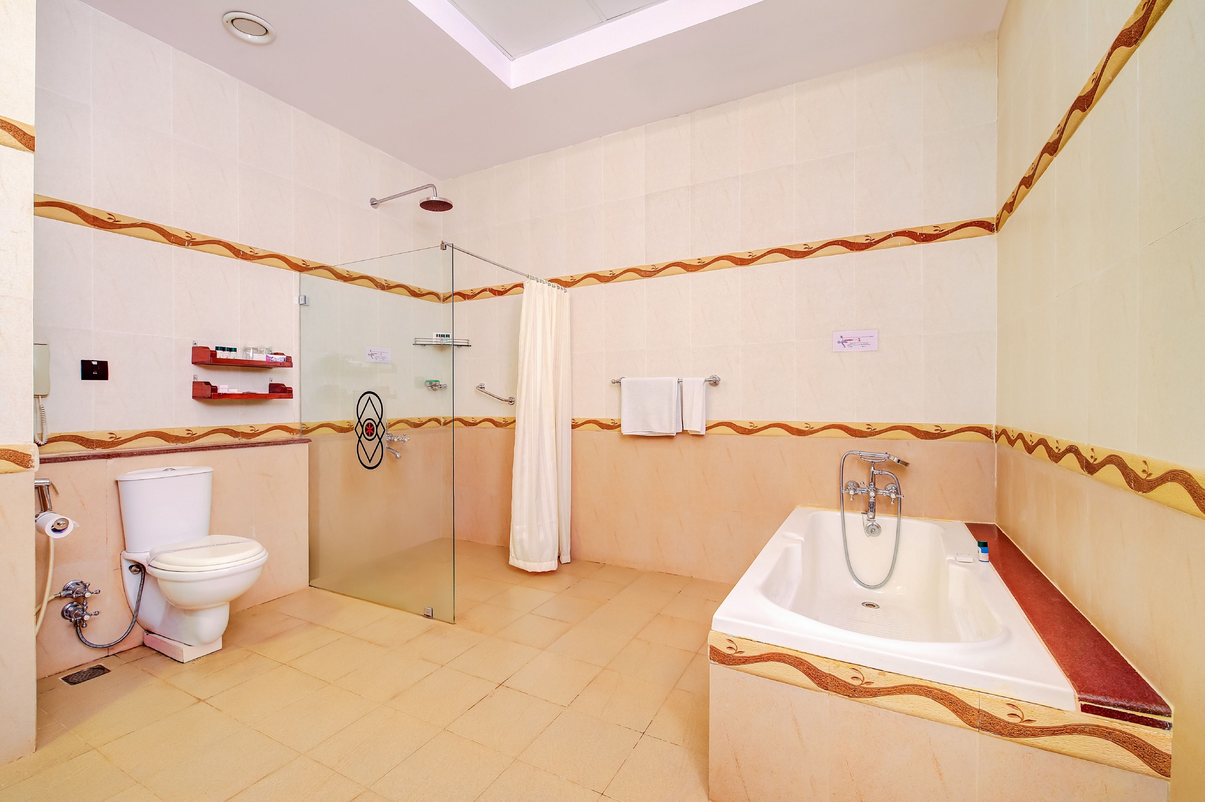 Un baño con ducha, inodoro y bañera.