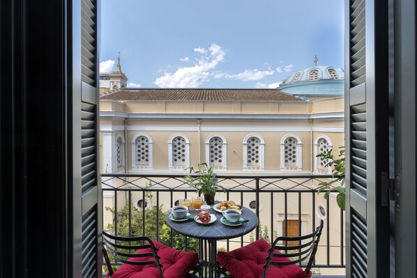 豪華客房 | 高級寢具、迷你吧、房內夾萬、書桌