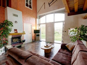 TV, lareira, mesa de pingue-pongue