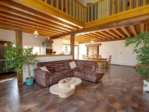 Fernseher, Kamin, Tischtennisplatte