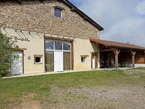 Exterior - Spacious cottage with private pool and pets allowed in Saint-Priest-la-Prugne (Saint-Priest-la-Prugne)