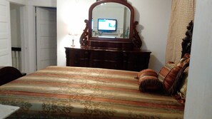 3 bedrooms, in-room safe, iron/ironing board, WiFi