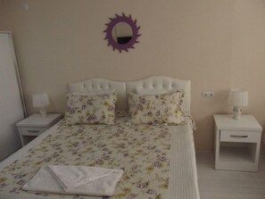 Chambre Standard double | Bureau, lit de bébé (gratuit), accès au Wi-Fi (inclus), literie fournie