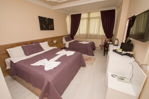 Chambre Triple Familiale | Bureau, lits bébé (gratuits), Wi-Fi gratuit, draps fournis