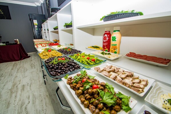 Buffet déjeuner gratuit tous les jours