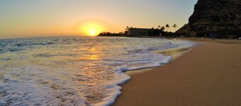 Makaha Ocean Lullaby... The famous Makaha surf beach!