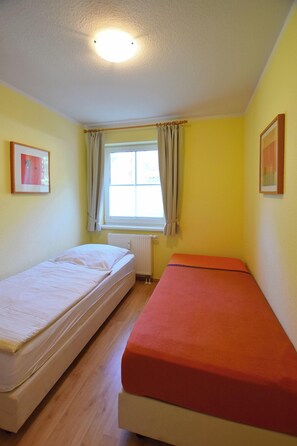 2 bedrooms, free WiFi - Centrally located apartment for 4 people, south-west facing terrace, washing machine, WLAN (Ostseebad Prerow)