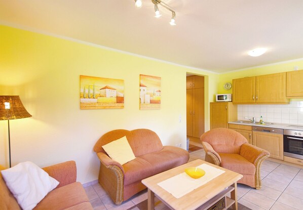TV, stereo - Centrally located apartment for 4 people, south-west facing terrace, washing machine, WLAN (Ostseebad Prerow)