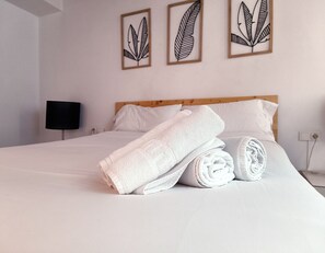In-room safe, iron/ironing board, free WiFi, bed sheets - Flats Friends Tetuan Studio (Valencia)