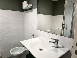 Shower, hair dryer, bidet, towels - Flats Friends Tetuan Studio (Valencia)