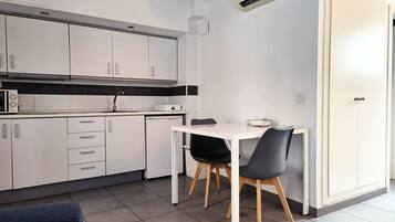 Kjøleskap, mikrobølgeovn, kokeplater og kaffetrakter/tekoker