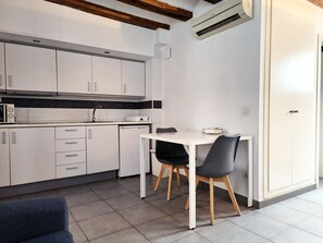 Fridge, microwave, stovetop, coffee/tea maker - Flats Friends Tetuan Studio (Valencia)