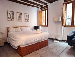 In-room safe, iron/ironing board, free WiFi, bed sheets - Flats Friends Tetuan Studio (Valencia)