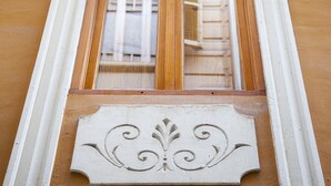 A window with a wooden frame and a decorative white panel below it. - Flats Friends Tetuan Studio (Valencia)