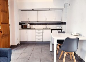 Frigorifero, microonde, piano cottura, macchina per tè/caffè