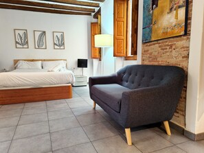 In-room safe, iron/ironing board, free WiFi, bed sheets - Flats Friends Tetuan Studio (Valencia)