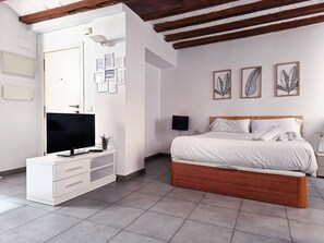 In-room safe, iron/ironing board, free WiFi, bed sheets - Flats Friends Tetuan Studio (Valencia)