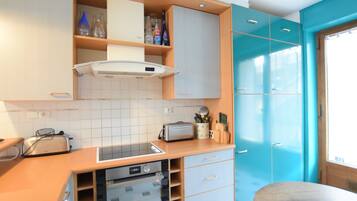 Refrigerador, horno, parrilla de estufa y cafetera y tetera