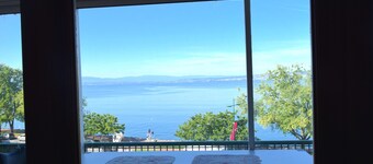 Apartamento espacioso con balcón y vistas al lago en el corazón de Evian